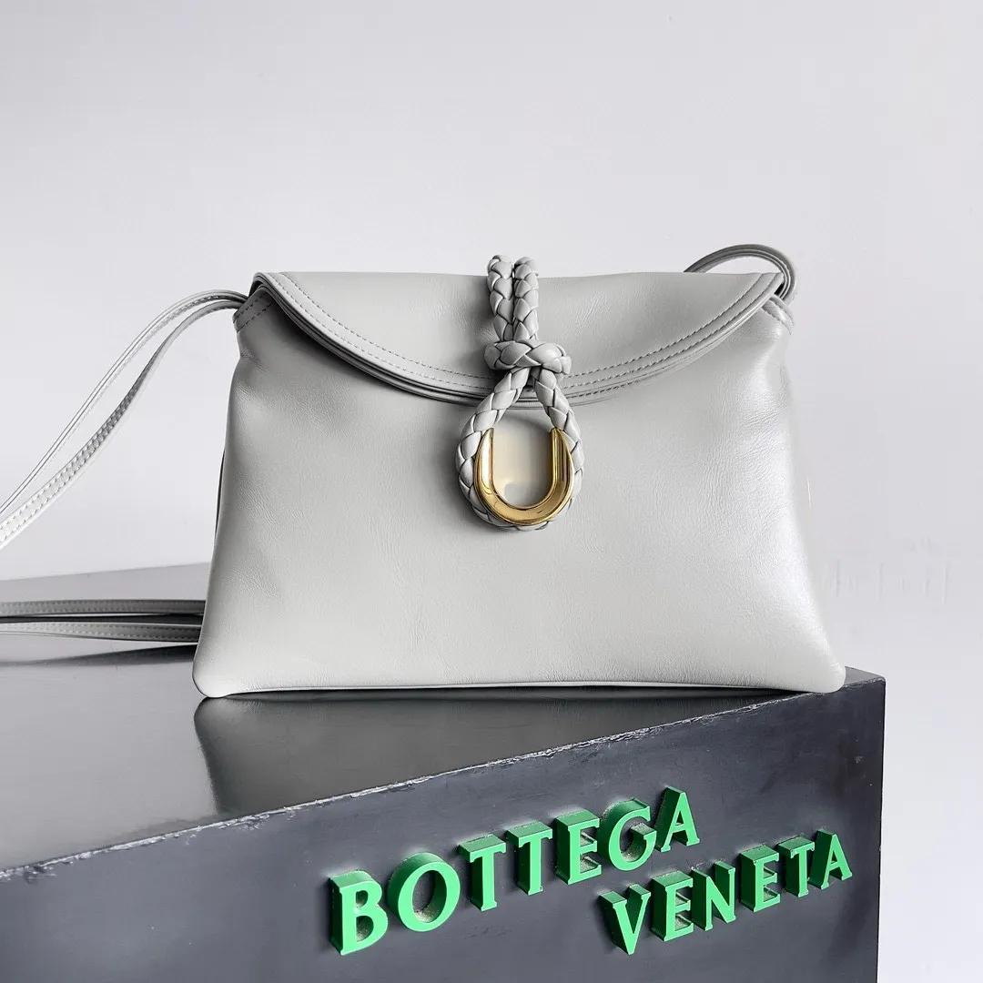 Batch 1520 Inspired by the 1970s, the Bottega Veneta women's logo shoulder bag has a smooth leather surface that brings a clean and handsome feel, just like the neatness and tenacity of a working woman. The front buckle has high-quality hardware pendant body, the overall retro elegance, and the excellent leather feels soft. This Bottega Veneta series can be described as beautiful, weakening the complexity of the outfit, not competing for it, and only using the best quality to interpret itself. Style number: 806030 (small size) Size: 27*16*6cm